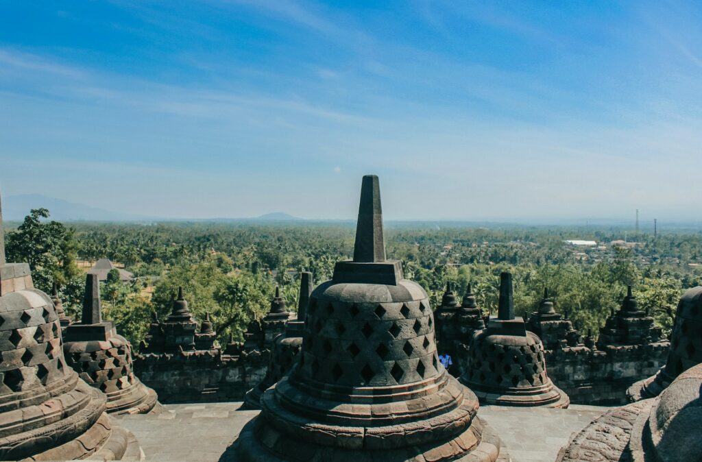 В Индонезии есть много загадочных и мистических мест, где явно ощущается дыхание древности. Но Храм Боробудур — одно из самых интригующих. Этот храм, чье происхождение до сих пор скрыто завесой тайны, привлекает паломников и туристов со всего мира.